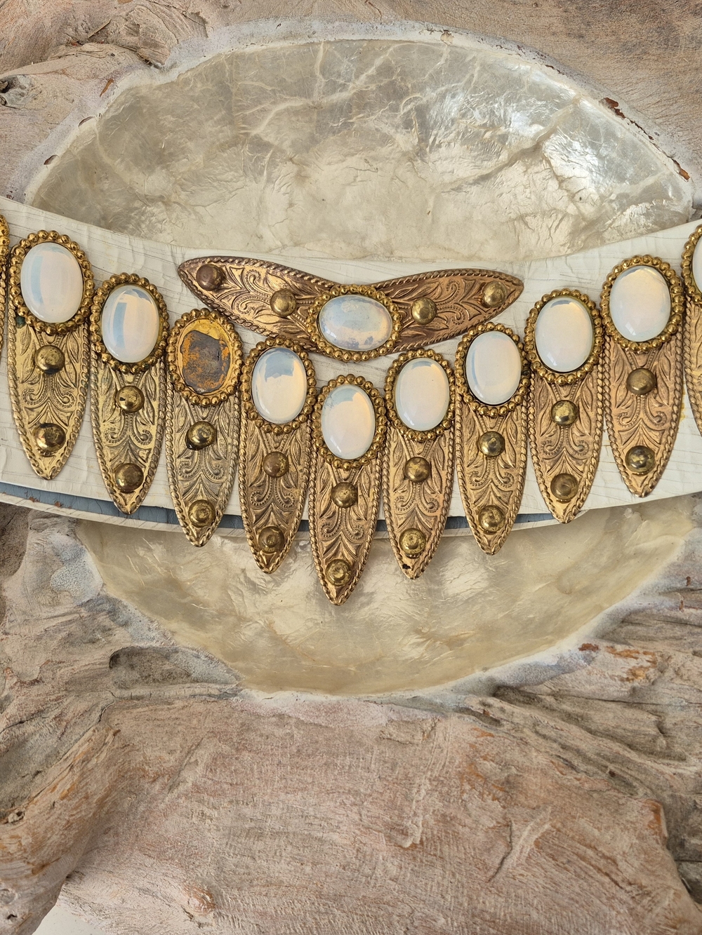 💕VTG Gold Tone Statement Belt with Opalescent Stones💕